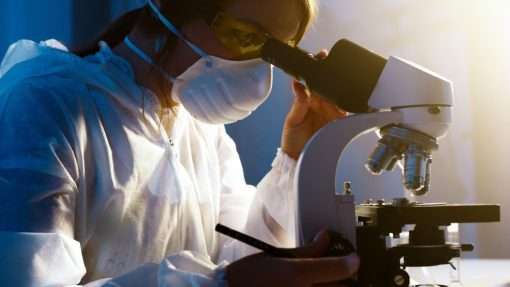 Chercheuse au microscope